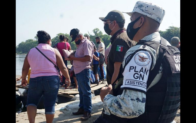 Elementos de la Guardia Nacional y del Instituto Nacional de Migración vigilan el paso de personas hoy en la ciudad de Tapachula, en Chiapas. EFE/J. Blanco