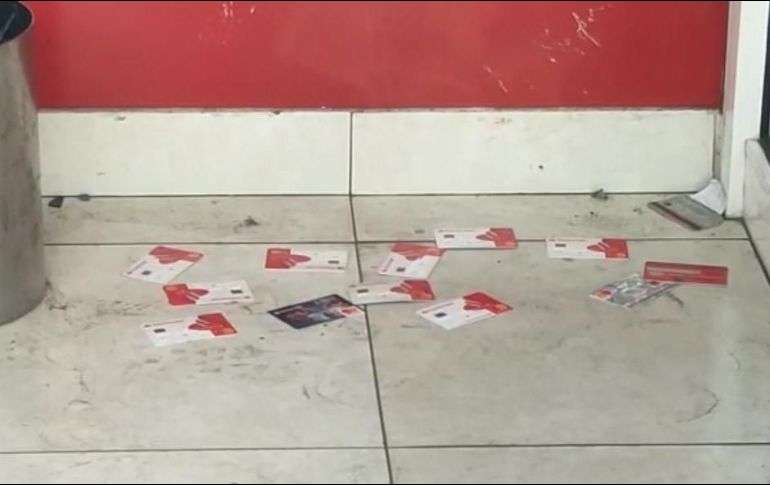 Un reporte hecho al C5 Guadalajara informó de dos hombres que se hallaban en un banco, donde se aseguraron tarjetas. ESPECIAL/Policía de Guadalajara