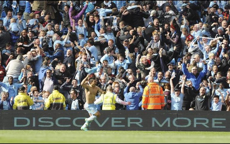 Sergio Agüero celebra ante miles de aficionados tras marcar el gol de la victoria en el partido de la Premier League entre el Manchester City y el Queens Park Rangers. EFE/P. Powell