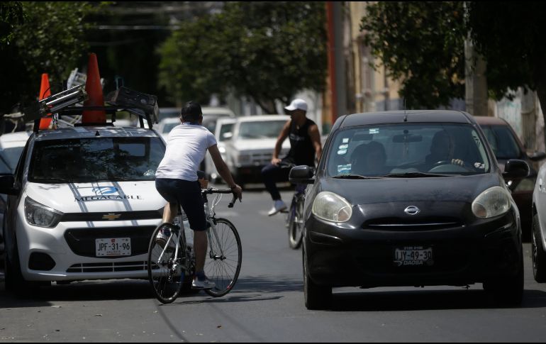 Algunos ciclistas circulan en sentido contrario para que los automovilistas los vean de frente, pues la mayoría no los respeta. EL INFORMADOR/F. Atilano