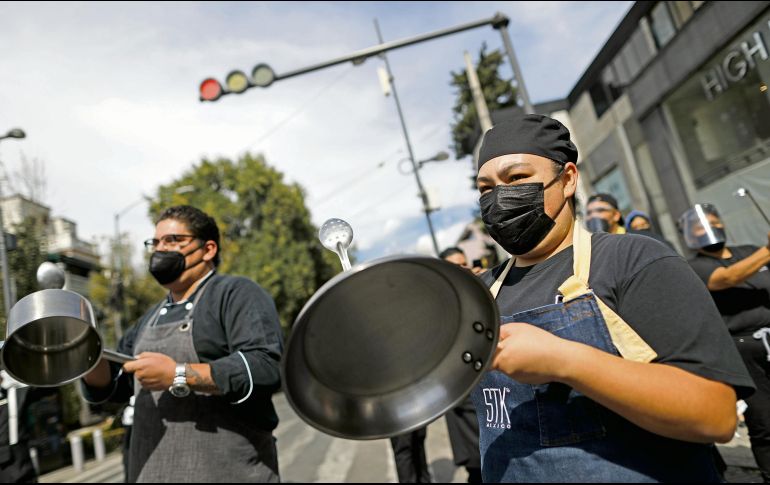 Sectores económicos como el restaurantero han sido particularmente golpeados por la pandemia, derivando en el cierre de negocios y el despido de empleados. AP