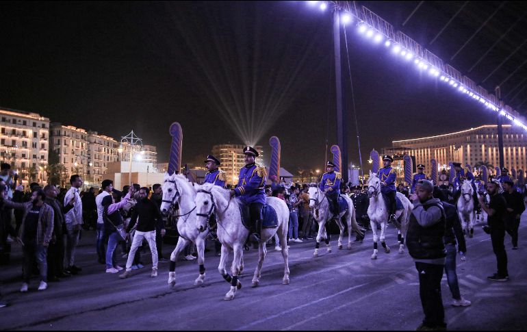 Los egipcios tuvieron que seguir a través de la televisión estatal el desfile de los 18 reyes y cuatro reinas. AFP / M. Khaled