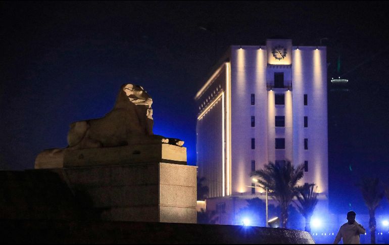 Tanto la plaza Tahrir, recientemente decorada con un obelisco antiguo y cuatro esfinges con cabeza de cabra, como sus alrededores fueron cerradas 