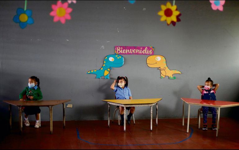 REGRESO. Estudiantes asisten a su primer día del clases semi-presenciales en la ciudades salvadoreñas. EFE