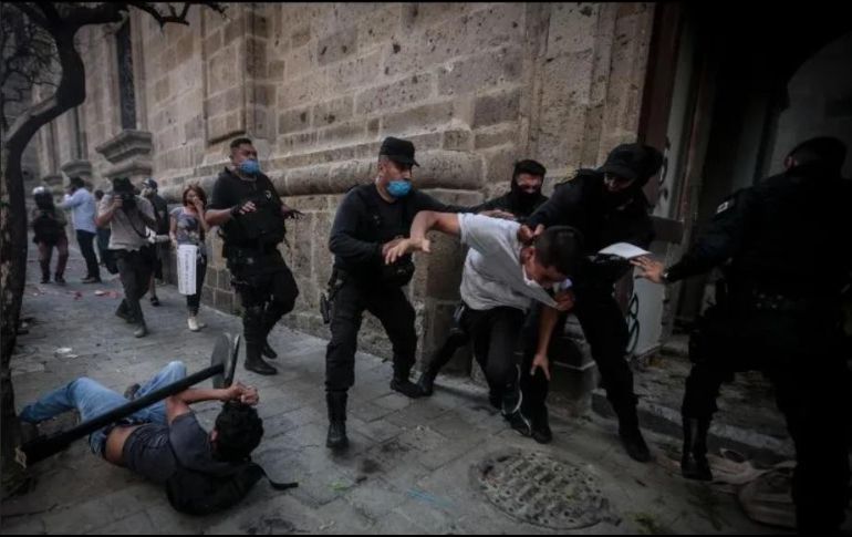 Durante las manifestaciones por la muerte de Giovanni López, se viralizaron imágenes de policías arrestando a manaifestantes de forma violenta. EL INFORMADOR/F. Atilano