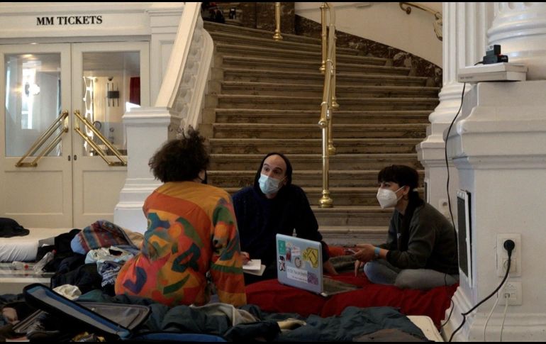 Una decena de artistas ocupan desde hace una semana el Teatro de la Moneda. EFE/BezetLaMonnaieOccupée