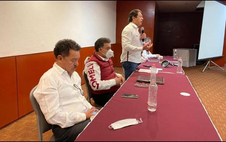Mario Delgado (i) estuvo acompañado por Carlos Lomelí y Alberto Uribe de Zapopan; además de los aspirantes a diputaciones locales. ESPECIAL