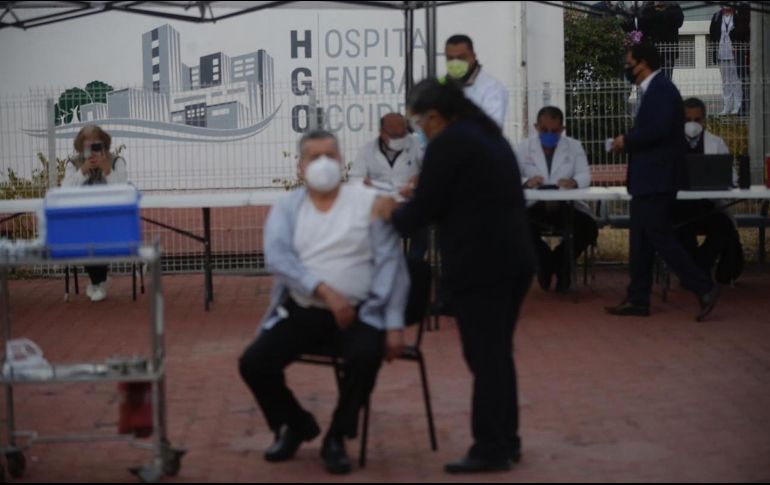 La Secretaría de Salud Jalisco ha planteado usar en el personal médico las vacunas rezagadas que originalmente fueron enviadas para Guadalajara y Zapopan. ESPECIAL