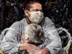 El danés Mads Nissen ganó el World Press Photo por la mejor foto del año: el primer abrazo en cinco meses entre una mujer de 85 años y una enfermera en la residencia Viva Bem de Sao Paulo, Brasil. EFE/EPA/Mads Nissen/ Politiken/ Panos Pictures