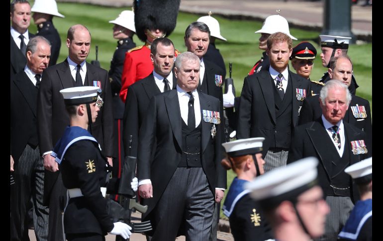La familia real acompaña a pie el féretro, durante un breve cortejo fúnebre por los jardines del castillo. AFP/ G. Fuller