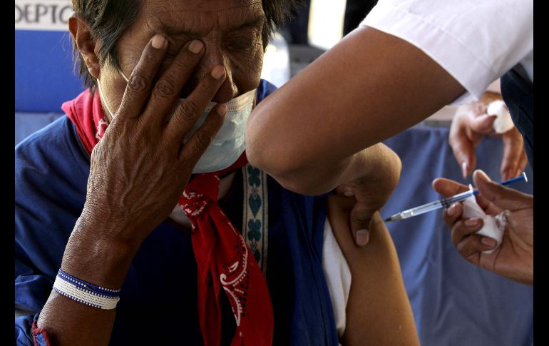 Un centenar de indígenas wixárika recibieron este viernes el inmunizante chino CanSino Biologics. AFP / U. Ruiz