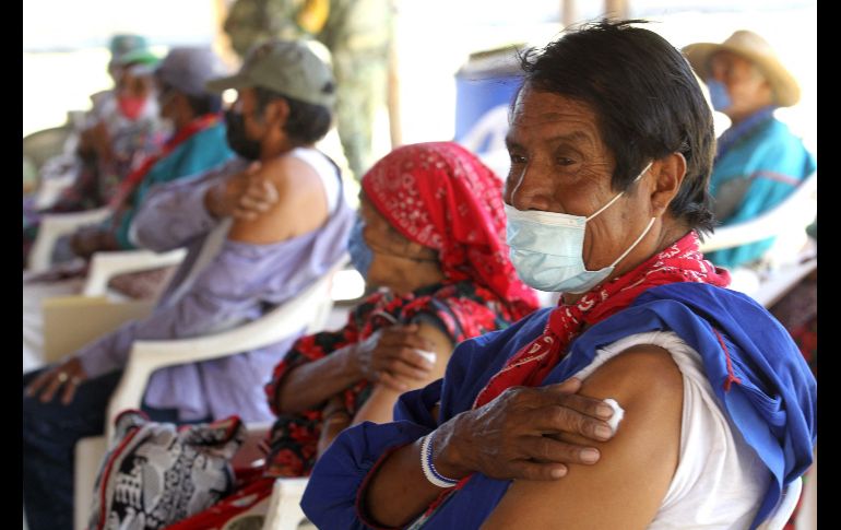 Un centenar de indígenas wixárika recibieron este viernes el inmunizante chino CanSino Biologics. AFP / U. Ruiz