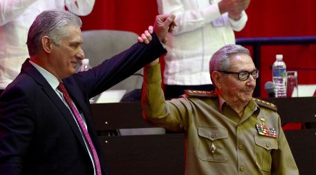 Miguel Díaz-Canel (i) junto a Raúl Castro Ruz (d), tras su elección como primer secretario del Comité Central del Partido Comunista de Cuba, en el Palacio de Convenciones, en La Habana. EFE/ ACN/A. Ley Royero