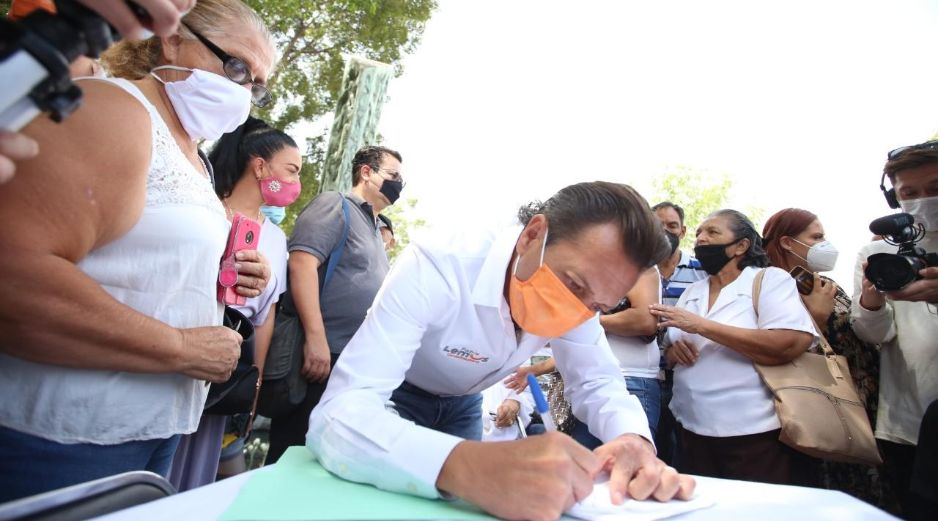 Lemus Navarro firmó compromisos con víctimas de las explosiones del 22 de abril. ESPECIAL