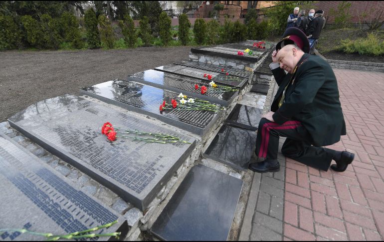 Un hombre que participó en las labores de liquidación en Chenóbil acude al monumento en memoria de las víctimas de catástrofe nuclear en Kiev, Ucrania. AFP/S. Supinsky