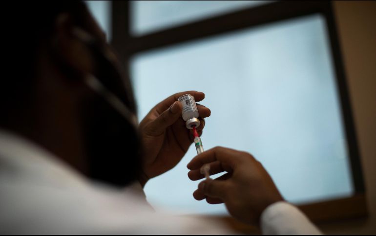 Del 28 de abril al 4 de mayo prevén vacunar a más de 200 mil trabajadores de la educación con dosis únicas del laboratorio CanSino. AP / ARCHIVO
