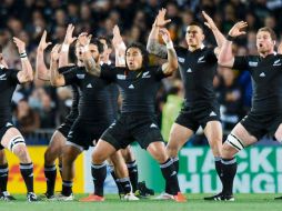 FAMOSOS. La Selección neozelandesa se hizo famosa por sus grandes logros y por su haka, ritual para encarar un partido. AFP