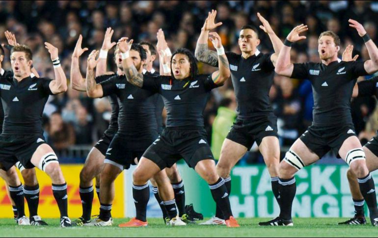 FAMOSOS. La Selección neozelandesa se hizo famosa por sus grandes logros y por su haka, ritual para encarar un partido. AFP