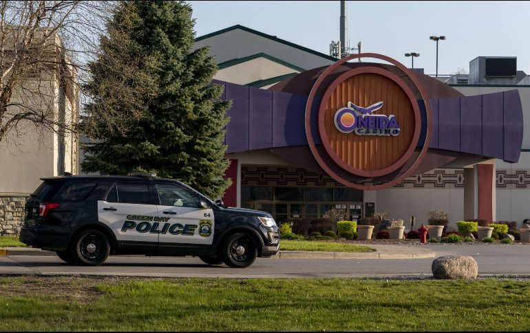 Dos de las víctimas fueron halladas en un restaurante del casino y una más en la entrada del lugar. Policías pasan hoy por el casino en el condado de Brown, en Wisconsin. AFP/A. Manis