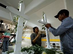 En el día de la Santa Cruz, trabajadores de la construcción acostumbrar organizan misas, comidas y colocar una cruz en la obra en la que laboran. EFE/ARCHIVO