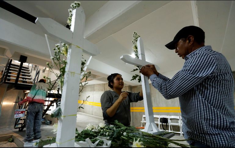 En el día de la Santa Cruz, trabajadores de la construcción acostumbrar organizan misas, comidas y colocar una cruz en la obra en la que laboran. EFE/ARCHIVO
