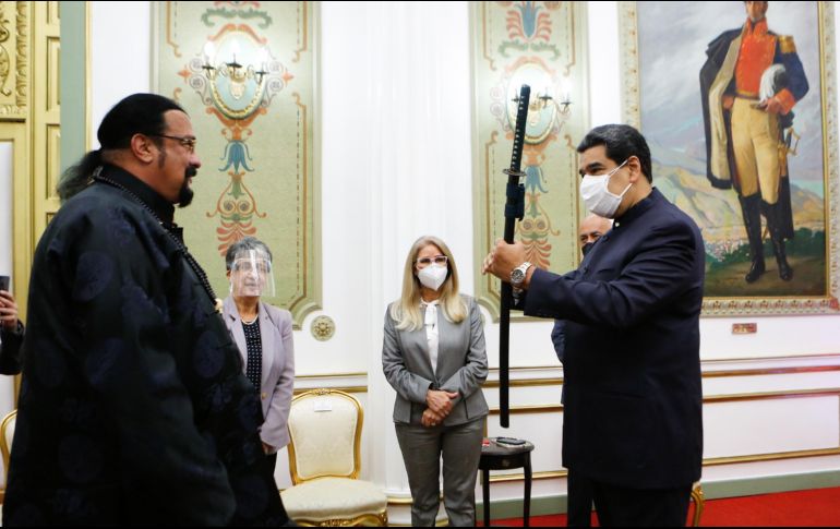 Maduro posó con la espada con diferentes actitudes de combate. EFE / P. Miraflores