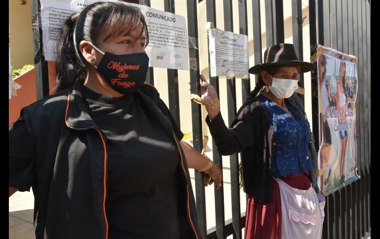 Pilar Reyes, una humilde mujer quechua, protesta atando sus manos con cinta adhesiva a la reja del Tribunal Departamental de Justicia de Cochabamba. EFE/J. Abrego