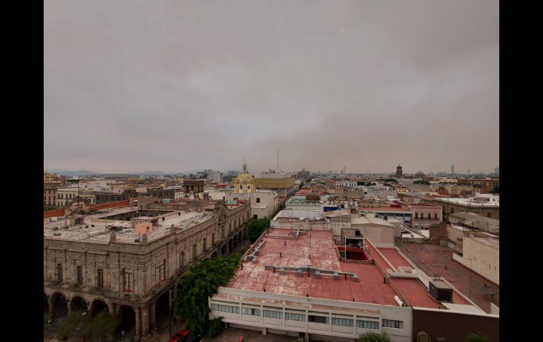 Una densa capa de humo cubre el primer cuadro de Guadalajara. ESPECIAL/S. Rodríguez
