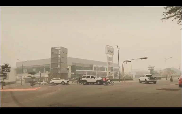 Una densa capa de humo cubre el primer cuadro de Guadalajara. EL INFORMADOR/I. de Loza