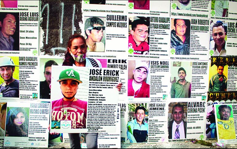 EN PROTESTA. Familiares de víctimas colocaron ayer en la “Glorieta de los Desaparecidos” losetas con datos de las personas que buscan. EL INFORMADOR • G. Gallo
