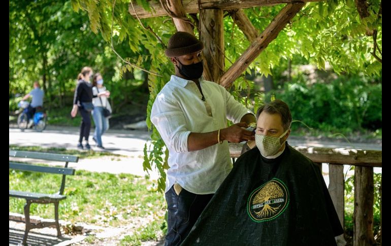 El hombre, de 33 años, es el único peluquero del pulmón verde de Manhattan y una nueva atracción en el parque. AFP/A. Weiss
