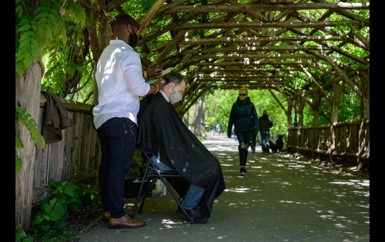 El hombre, de 33 años, es el único peluquero del pulmón verde de Manhattan y una nueva atracción en el parque. AFP/A. Weiss