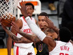 Kyle Kuzma (centro) marcó la canasta del triunfo para los Lakers. AP