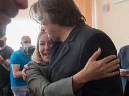 La actriz Yulia Peresild abraza al productor  Konstantin Ernst en una conferencia de prensa en Moscú, tras el anuncio de la agencia espacial rusa. AFP/ Agencia espacial rusa Roscosmos/GCTC /A.Shelepin