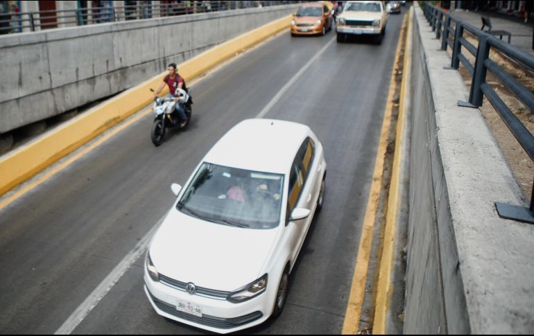 Los motociclistas también avanzaron por el paso a desnivel que se ubica en Hidalgo y Contreras Medellín, lo que está prohibido. EL INFORMADOR/G. Gallo