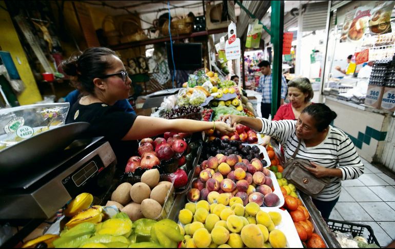 CRISIS. Pese a tener un empleo, miles de mexicanos no pueden comprar los alimentos básicos. 
