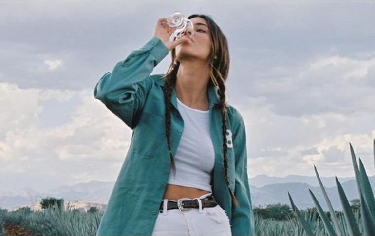 Kendall Jenner fue acusada de apropiación cultural por lucrar con el tequila, la bebida más representativa de México. INSTAGRAM / drink818