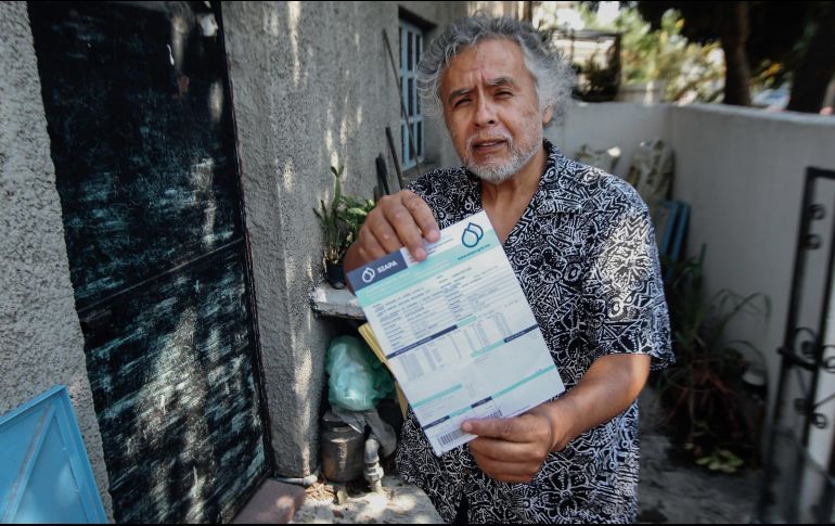 Miguel Ortiz muestra el recibo de su pago anual al SIAPA. EL INFORMADOR/G. Gallo