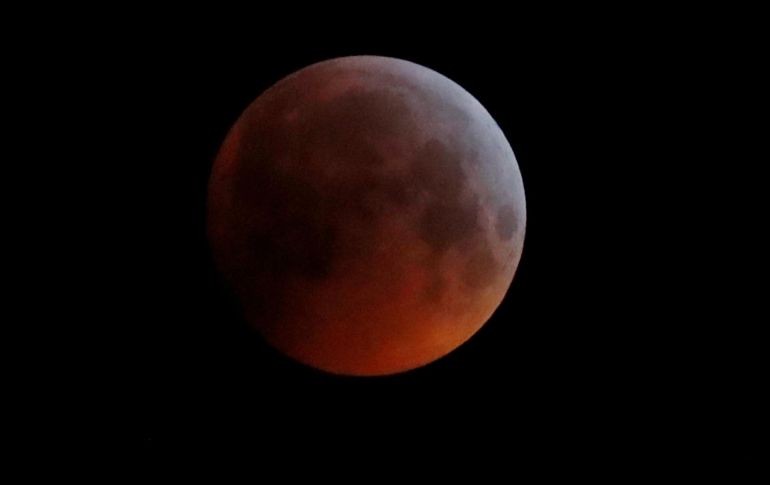 El eclipse total lunar ocurre cuando la Luna atraviesa completamente la sombra de la Tierra. AP/ARCHIVO
