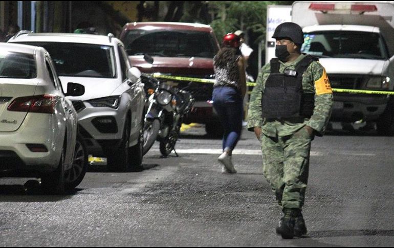 Un elemento del Ejército resguarda el sitio donde fue asesinada la candidata a la presidencia municipal por Movimiento Ciudadano (MC), Alma Rosa Barragán, en Moroleón. EFE
