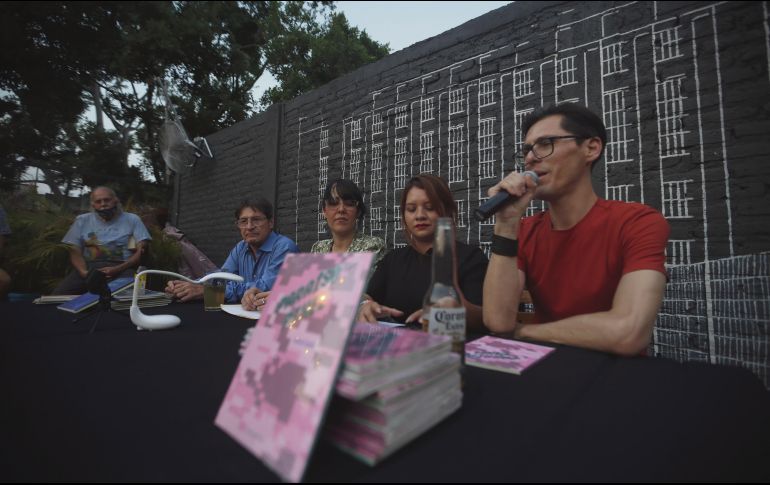 Álvaro Luquín, de playera roja, presentó su libro “Paraíso Pixel”. EL INFORMADOR/F. Atilano