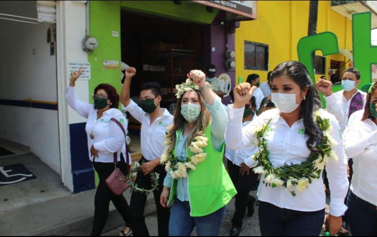El tiroteo sucede cuando la abanderada del Verde a la presidencia municipal de Tuxtla Chico, Charys Coutiño Roblero (d) tenía una reunión con su planilla. FACEBOOK / Partido Verde Ecologista Chiapas