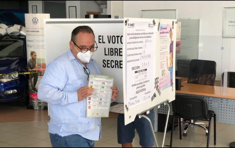El candidato acudió a emitir su voto en la casilla ubicada en avenida Patria 2152. EL INFORMADOR / R. Rivas