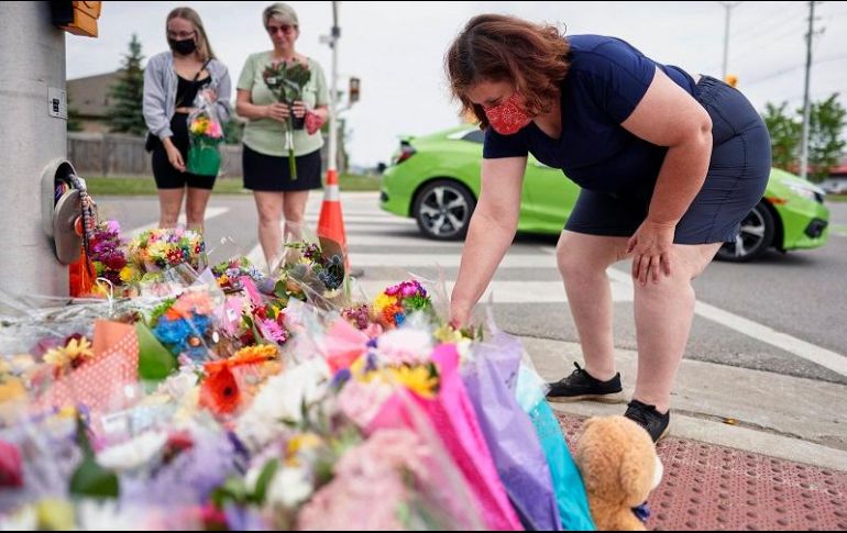 Una persona coloca flores para conmemorar a la familia musulmana que falleció en un atropellamiento investigado como 