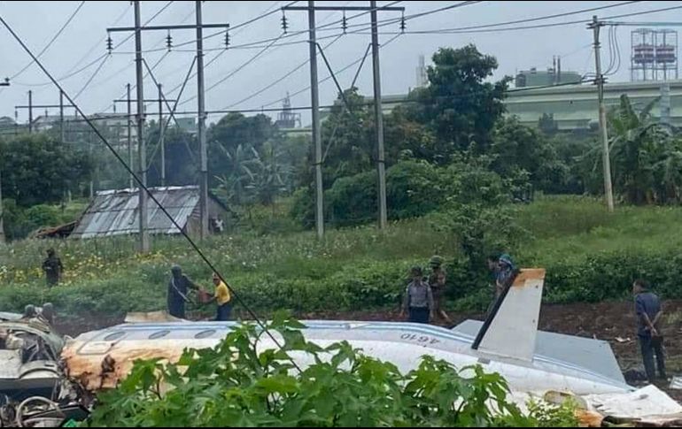 La aeronave, un Beechraft 1900 con capacidad para 19 pasajeros, quedó partida en varias partes tras chocar con el suelo. AP/Ministerio Birmano de Información