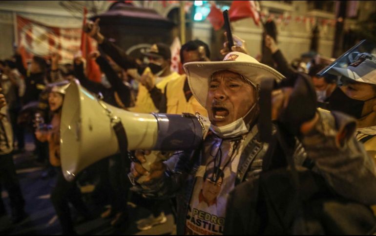 La tensión creció aún más ayer en Perú ante la ajustada definición de las elecciones presidenciales, con Pedro Castillo, quien según sus cuentas ya es el ganador.