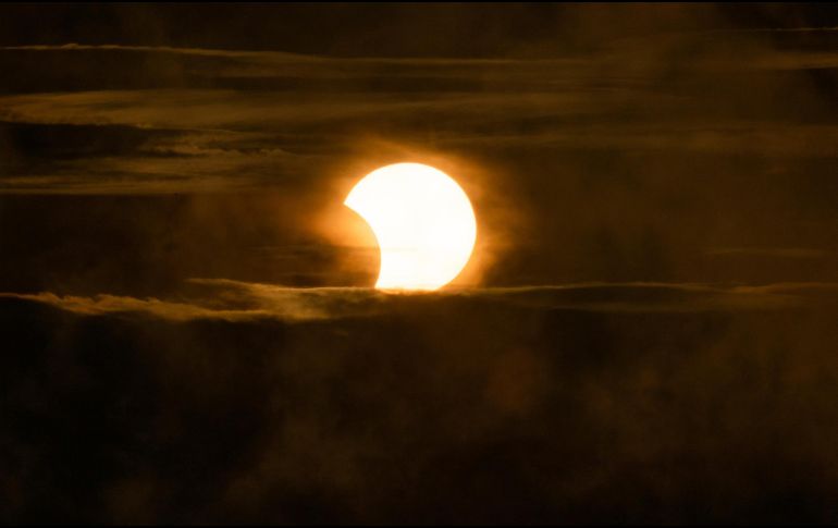 El eclipse solar total sucede cuando el Sol, la Tierra y la Luna se alinean de tal forma que esta última bloquea la luz solar por completo. AP / A Rush