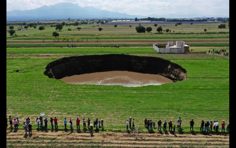 Un enorme socavón se formó en el estado de Puebla el pasado 29 de mayo y su diámetro no ha parado de crecer. Imagen del 30 de mayo. AFP/ARCHIVO