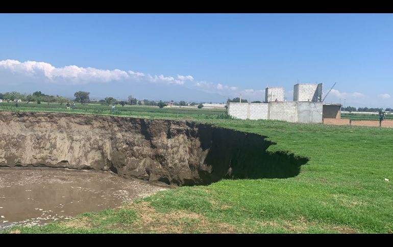 30 de mayo. La secretaria de Medio Ambiente de Puebla, Beatriz Manrique, explicó que el 29 de mayo, el socavón tenía no más de 5 metros de diámetro, y en 24 horas creció hasta los 30 metros. TWITTER@PC Estatal Puebla