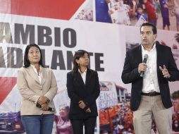 La candidata presidencial peruana, Keiko Fujimori (i), en compañía de su abogada Giuliana Loza (c) y de Miguel Torres (d), ofrecen una rueda de prensa en Lima. EFE/A. Guzmán